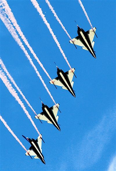 藍天為紙，6架紅藍涂裝的殲-10戰(zhàn)機縱情潑墨寫意