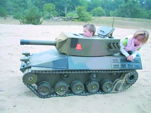 為了讓3歲兒子玩得拉風,荷蘭父親9個月時間造了這輛坦克。 為了讓3歲兒子玩得拉風,荷蘭父親9個月時間造了這輛坦克。