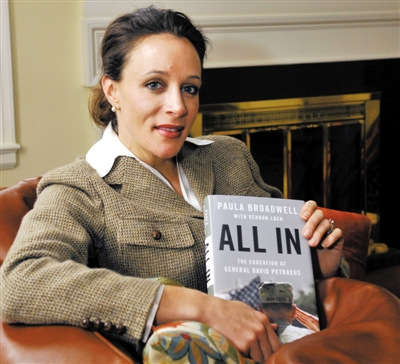 中情局前局長彼得雷烏斯情婦、傳記作家布羅德維爾