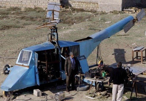 哈蒂姆·卡迪姆·薩爾曼正與工人交談,背后就是他正在制造的直升機(jī) 哈蒂姆·卡迪姆·薩爾曼正與工人交談,背后就是他正在制造的直升機(jī)