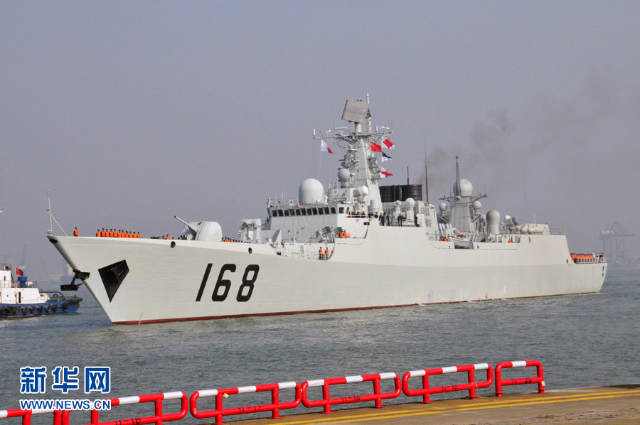 　25日15時，海軍南海艦隊“廣州”號驅(qū)逐艦駛?cè)霃V州南沙汽車碼頭