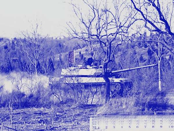 近日首次在網(wǎng)絡(luò)上公開的中國新式輕型坦克在山區(qū)地形的測試照