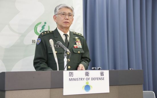 2月21日下午2點，日本陸上自衛(wèi)隊參謀長君塚榮治在防衛(wèi)省會見記者