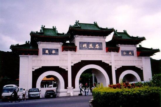 位于臺(tái)北的忠烈祠供奉著從孫中山革命，到抗日戰(zhàn)爭，解放戰(zhàn)爭所有陣亡國民黨士兵的靈位。