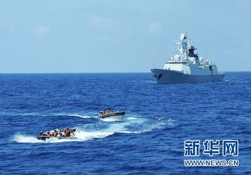 3月28日，十余名臨檢拿捕隊員從玉林艦出發(fā)，乘小艇駛向模擬可疑商船的艦只。