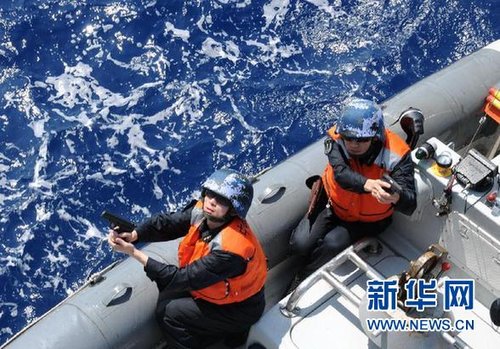 　3月28日，十余名臨檢拿捕隊員乘小艇駛至模擬可疑商船下方水面。