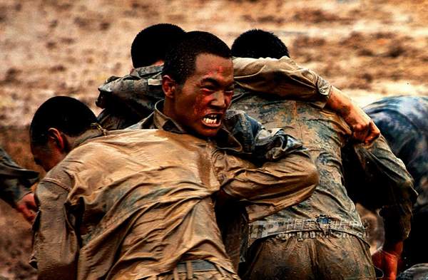 資料圖：濟南軍區(qū)某部特種兵魔鬼訓練。