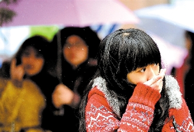 大學(xué)路附近，一位美女冷得縮起脖子。 晚報記者 馬健 圖