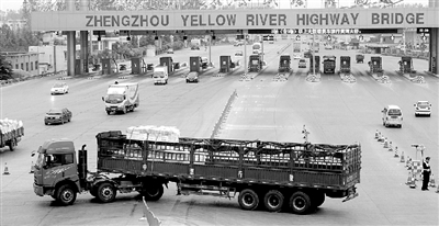 一輛6軸大貨車被路政人員勸阻后，掉頭返回