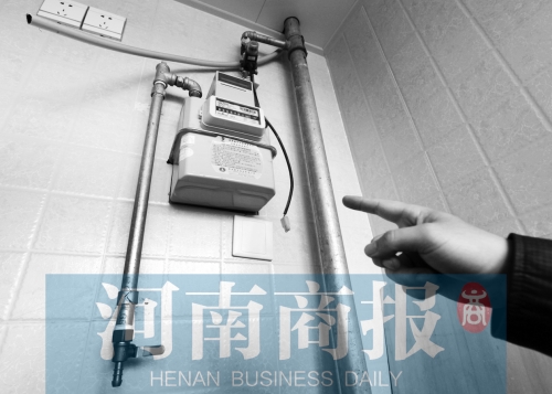 天然氣管裸露，有居民稱安裝好的燃?xì)庠罹咭恢遍e置