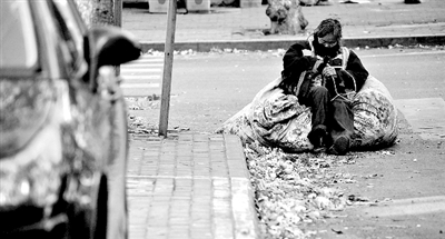 她靠在裝滿樹葉的大袋子上瞇了一會。