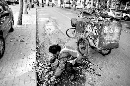 他不停清理著路邊的樹葉。