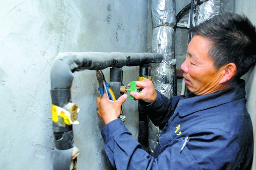 衛(wèi)運(yùn)宗師傅為御金城小區(qū)用戶開啟供熱閥門 衛(wèi)運(yùn)宗師傅為御金城小區(qū)用戶開啟供熱閥門