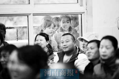 家長課堂上，孩子們趴在窗戶上圍觀