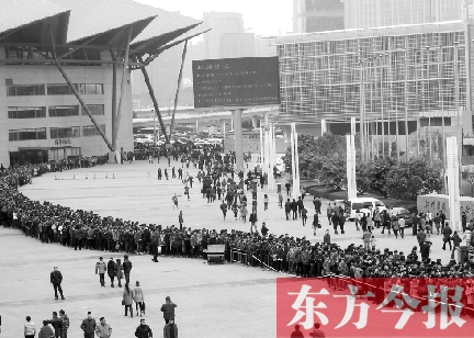 3月2日，在鄭州國(guó)際會(huì)展中心，河南省春季人才招聘會(huì)舉行，六萬(wàn)五千名求職者扎堆求職