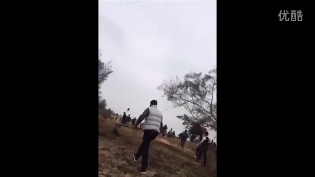 廣東退休官員修墓被指破壞鄰居祖墳風(fēng)水，雙方百人火拼現(xiàn)槍聲