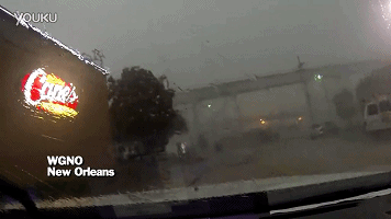 好可怕！大風(fēng)把火車(chē)從橋上吹了下來(lái)