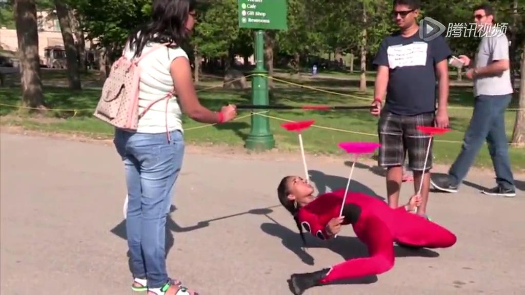 美少女彎腰穿過(guò)啤酒瓶高度欄桿 成功穿行轎車(chē)底部