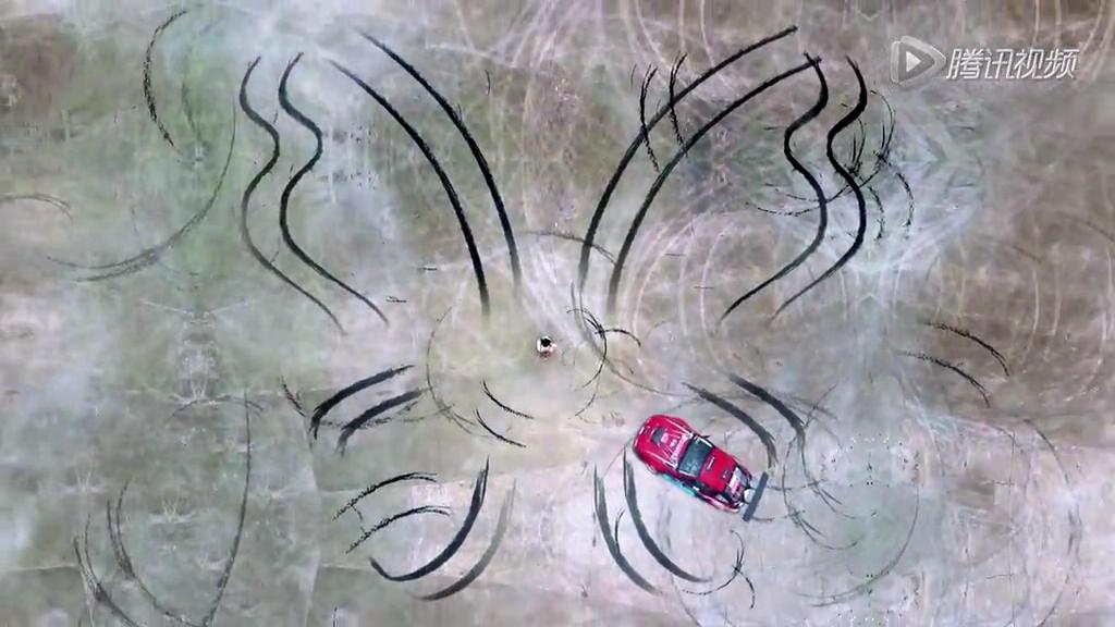 真人版“藤原拓?！崩@美女飄移輪印畫蝴蝶