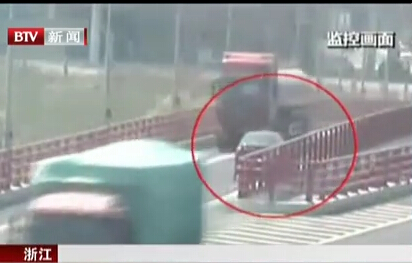 高速逆行 險(xiǎn)撞槽罐車(chē)