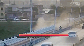 監(jiān)拍?？诃傊荽髽蛑匦涂ㄜ囍苯記_下大橋 司機(jī)獲救