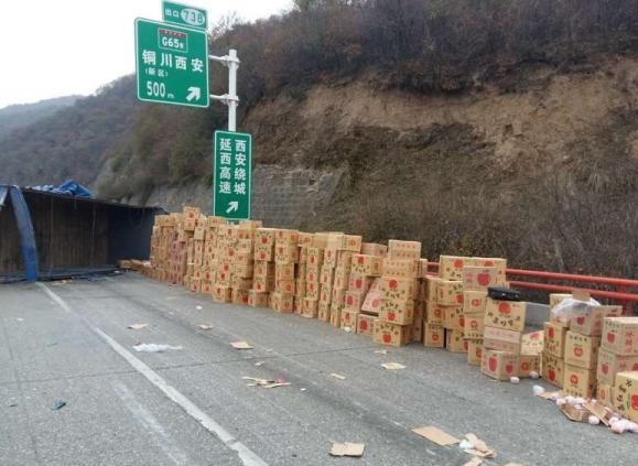 蘋果散落高速 眾人撿5個多小時(shí)完璧歸趙