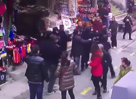 武漢滿春街城管?chē)鷼虘? title=