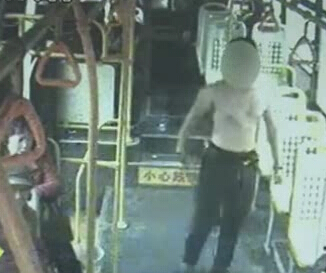 上車光膀子 這是要干啥？