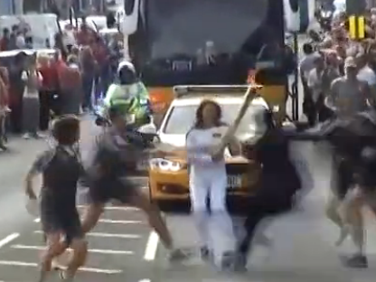 驚魂一幕！不速之客搶奧運(yùn)火炬遭安保摁倒