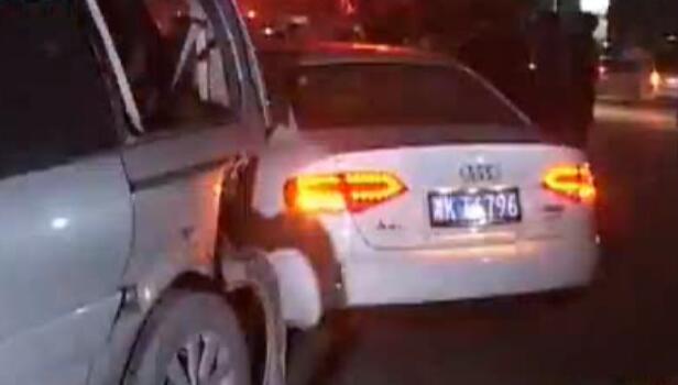 12車停路邊瞬間全報廢 咋回事？