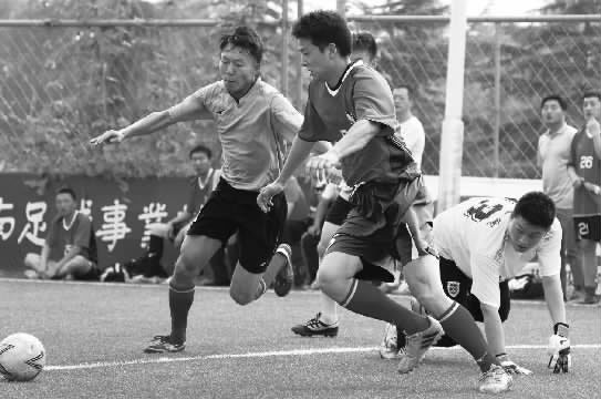 鄭州航院隊(duì)與鄭州經(jīng)開正和隊(duì)的比賽，可謂是學(xué)生軍和朋友隊(duì)之間的強(qiáng)強(qiáng)對(duì)決