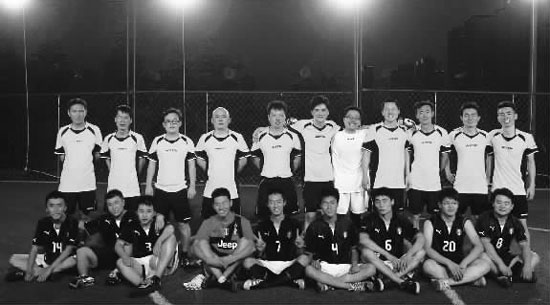 昨晚，東道主東方今報(bào)隊(duì)迎來(lái)了第二個(gè)比賽對(duì)手——財(cái)大數(shù)學(xué)隊(duì)