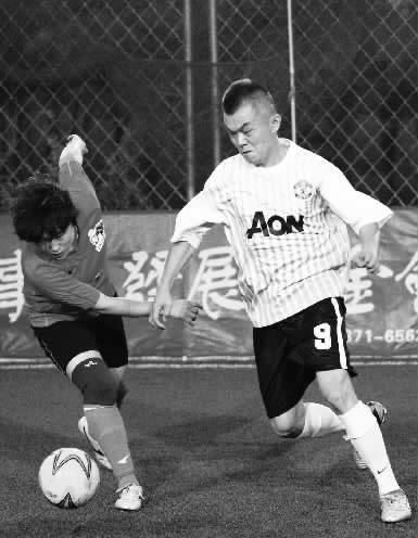 跟男人踢球，鏗鏘玫瑰們?cè)缫蚜?xí)慣