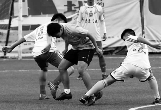 奪冠熱門球隊美意門業(yè)，上半場就踢出了5:0的一邊倒局面