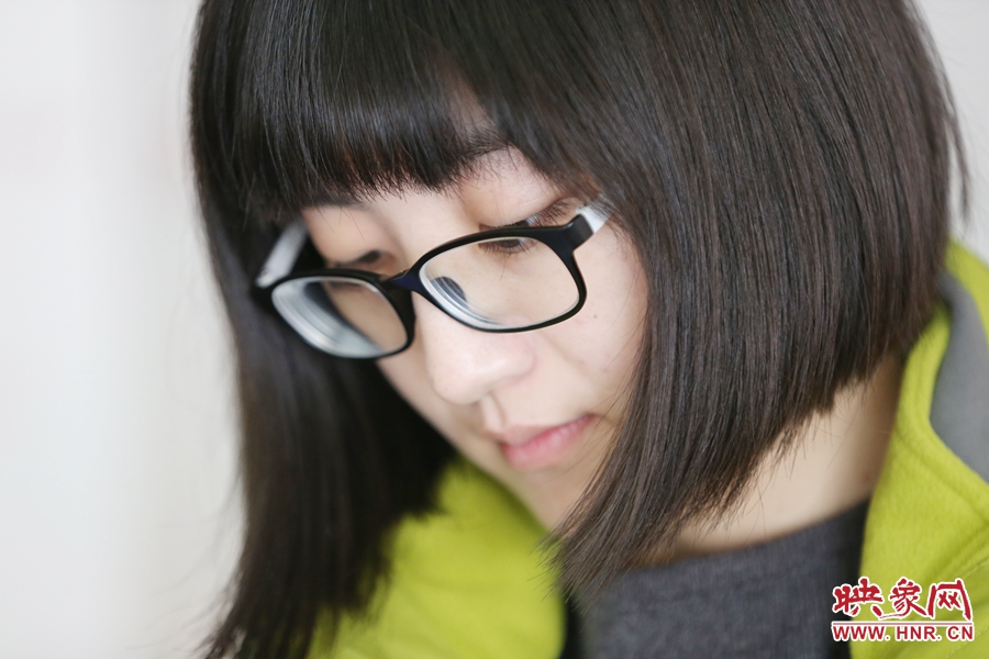 采訪中認(rèn)真記錄的樂天。