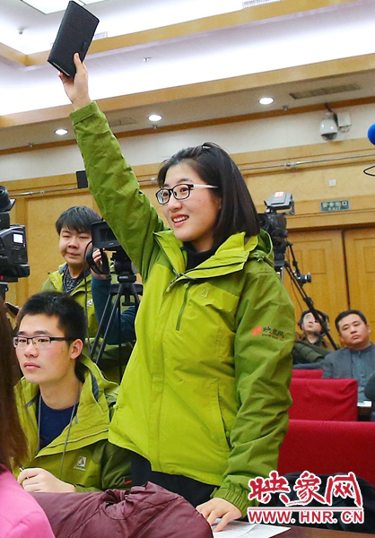 兩會記者會，樂天站起來舉手。