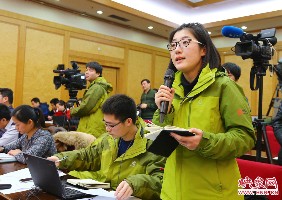 大象融媒映象網(wǎng)記者南樂天在記者會上提問。