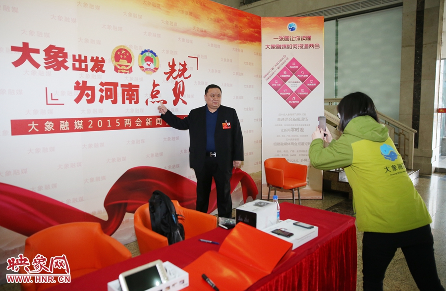 幫代表在大象融媒新聞會客廳留影拍照。