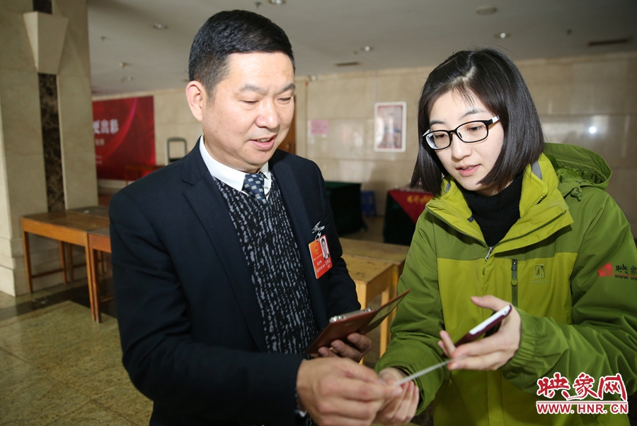 幫代表使用大象融媒映象網(wǎng)微信打印機(jī)現(xiàn)場打印照片。