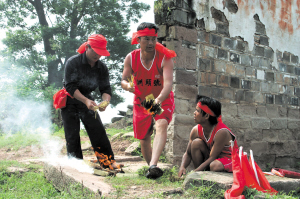 龍王廟前祭拜。