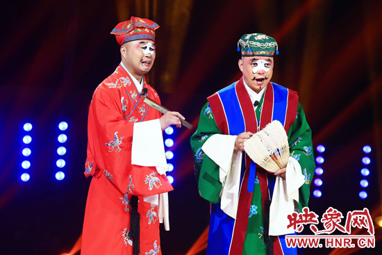 田相偉（右）表演喜劇《吹?！沸Ψ珗?chǎng)