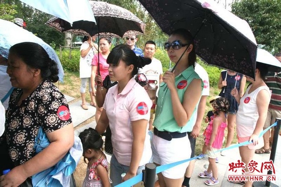 佩戴信息廣播臂貼的聽眾們在排隊等候坐帆船。