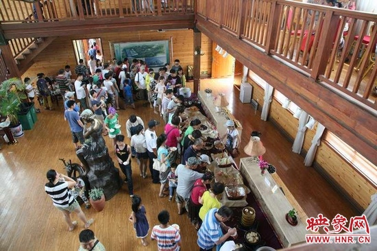 聽眾們在木屋會所享用免費自助餐。