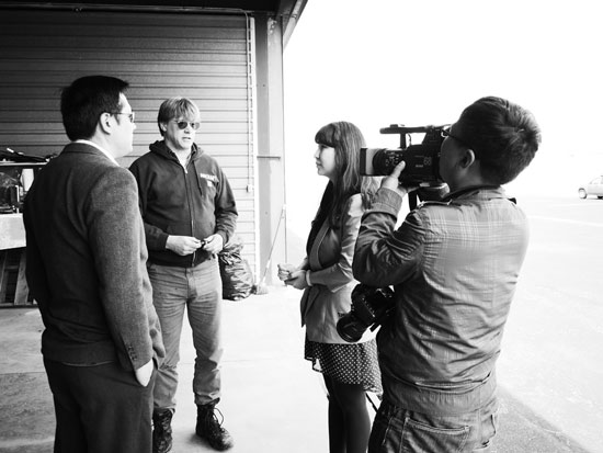 河南電視臺都市頻道記者采訪聯(lián)邦快遞員工 河南電視臺都市頻道記者采訪聯(lián)邦快遞員工