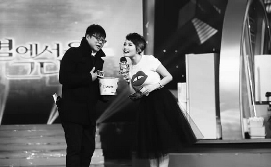 《我是大贏家》編導(dǎo)扮演的“都叫獸”(左)來搶“韓較瘦”的風(fēng)頭 《我是大贏家》編導(dǎo)扮演的“都叫獸”(左)來搶“韓較瘦”的風(fēng)頭