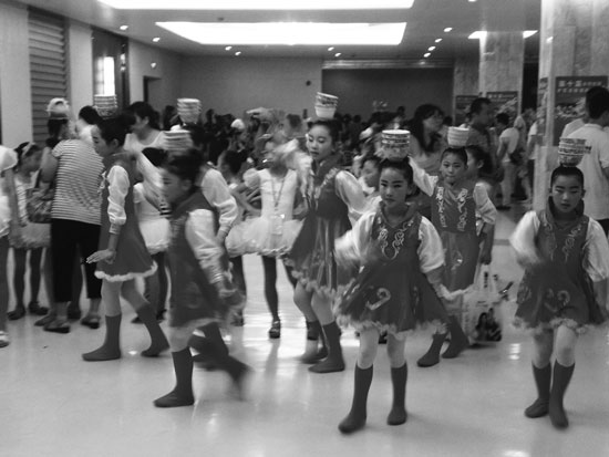 小選手開幕式前練習(xí)蒙古族頂碗舞 小選手開幕式前練習(xí)蒙古族頂碗舞