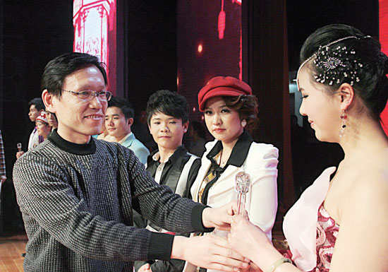 2013年2月1日，《對(duì)9當(dāng)歌》總決賽在鄭州開唱。圖為東方今報(bào)副社長胡楊為選手頒獎(jiǎng)