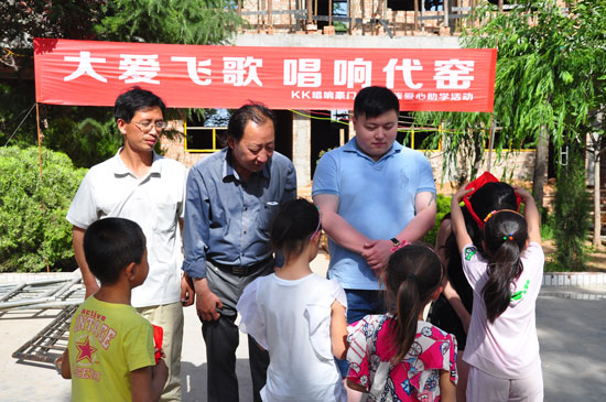 代窯小學的學生為代表們系紅領(lǐng)巾 代窯小學的學生為代表們系紅領(lǐng)巾