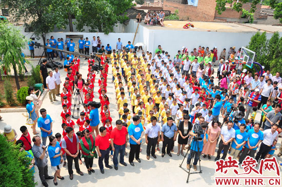 新農(nóng)村頻道為代窯小學(xué)發(fā)起的“讓愛綻放”公益援建活動現(xiàn)場 新農(nóng)村頻道為代窯小學(xué)發(fā)起的“讓愛綻放”公益援建活動現(xiàn)場