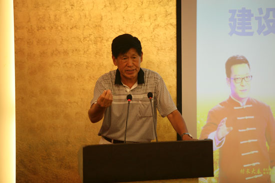 原河南省農業(yè)廳副廳長、現任河南省土壤肥料協會秘書長肖興貴發(fā)表講話